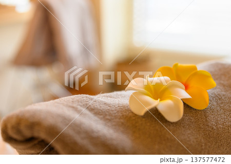 タオルとプルメリアの花 137577472