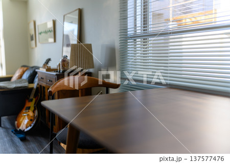 部屋の家具とブラインド 部屋の家具とブラインド 137577476