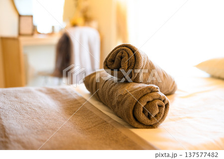 エステのタオルと施術台 137577482