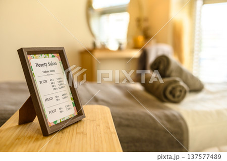 リラックス空間に置かれた美容メニュー 137577489
