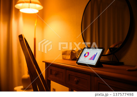 夜の部屋でタブレットがグラフを表示 夜の部屋でタブレットがグラフを表示 137577498