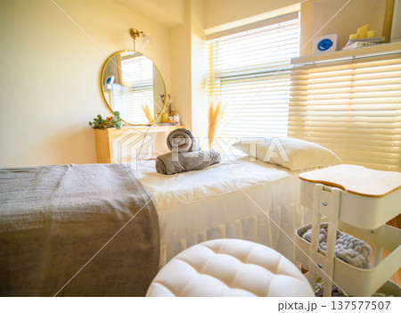 明るいエステルームの施術台 137577507