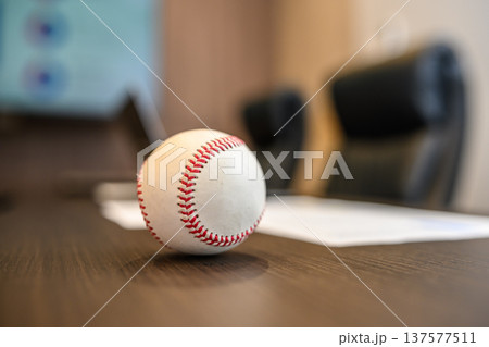 会議室の野球ボール 137577511