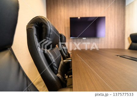 会議室の黒い椅子 137577533
