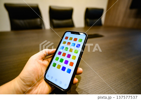 会議室でスマホ操作 会議室でスマホ操作 137577537