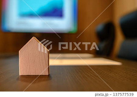 木製模型とオフィス 137577539