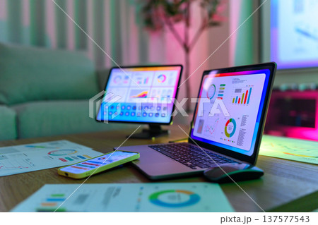 夜のデスクでデータ分析を行う機器 137577543
