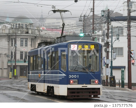 函館市電3001号マリンブルー号と函館市地域交流まちづくりセンター 137577576