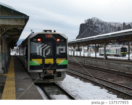 遠軽駅に停車する特別快速大雪のH100形 遠軽駅に停車する特別快速大雪のH100形 137577955
