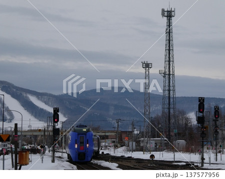 遠軽駅に到着する特急オホーツクのキハ283系 137577956