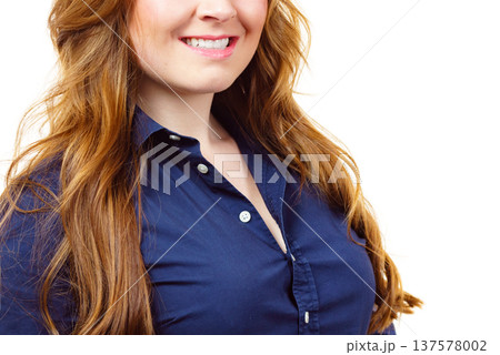 Woman with long healthy brown hair 137578002