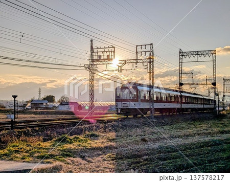 朝焼けの近鉄電車 朝焼けの近鉄電車 137578217