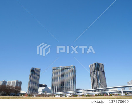 青空に映える高層マンション群|有明 青空に映える高層マンション群|有明 137578669