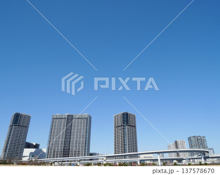 青空に映える高層マンション群｜有明 137578670