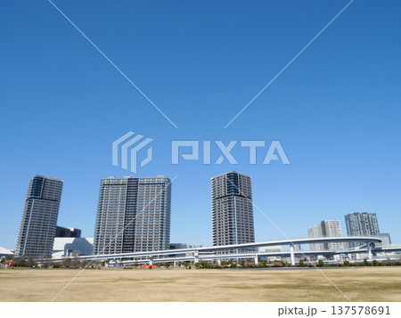 青空に映える高層マンション群｜有明 137578691