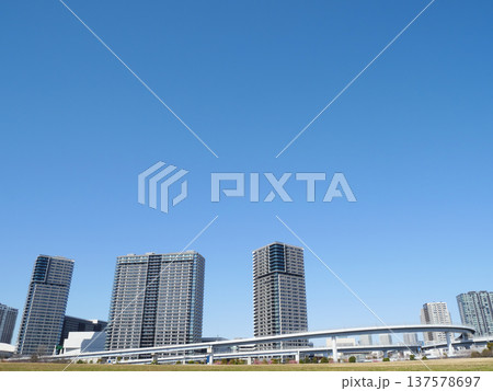 青空に映える高層マンション群|有明 青空に映える高層マンション群|有明 137578697
