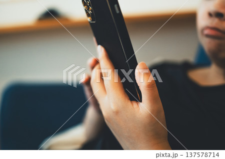 スマホいじりをする女性 137578714