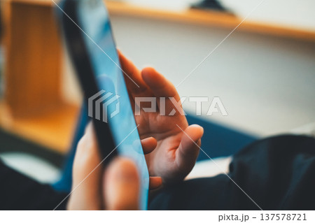 スマホ操作する主婦 137578721
