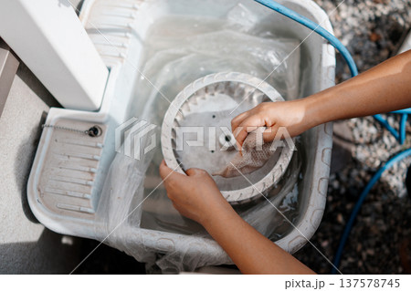 シロッコファンを外の水道で洗う 137578745