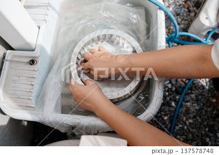 シロッコファンを外の水道で洗う 137578748