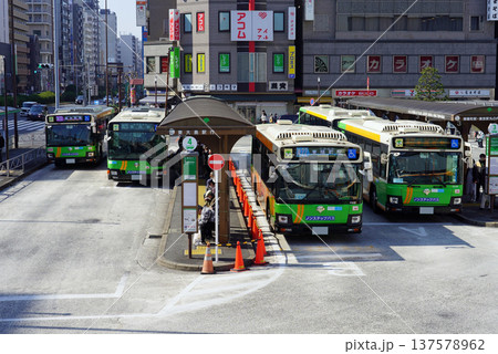 都営バスの大ターミナルとなっているJR錦糸町駅前 都営バスの大ターミナルとなっているJR錦糸町駅前 137578962