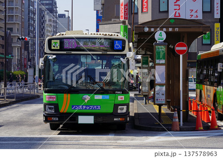 JR錦糸町駅前で出発を待つ都営バス(メイン1台) JR錦糸町駅前で出発を待つ都営バス(メイン1台) 137578963
