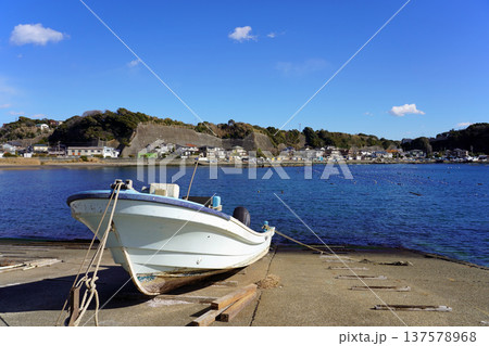 三浦半島・江奈湾の青い海と小型漁船 三浦半島・江奈湾の青い海と小型漁船 137578968