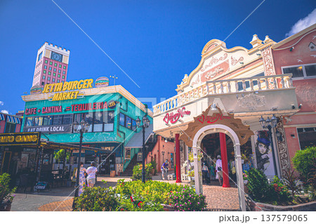 カラフルな街の風景 137579065