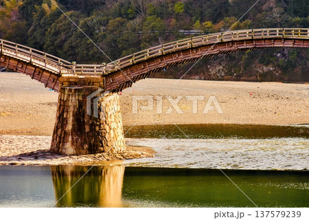 夕方の日差しあたる錦帯橋2 137579239