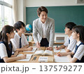 教室で学ぶ高校生と教師 137579277