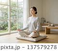 自宅リビングで瞑想する女性 137579278