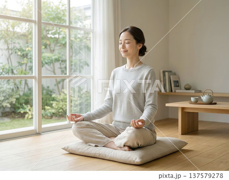 自宅リビングで瞑想する女性 137579278