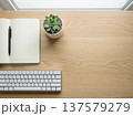 俯瞰デスクワーク空間 137579279