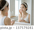 洗面所でスキンケアする女性 137579281