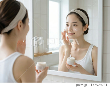 洗面所でスキンケアする女性 137579281