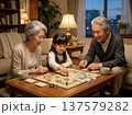 祖父母と孫が遊ぶボードゲーム 137579282