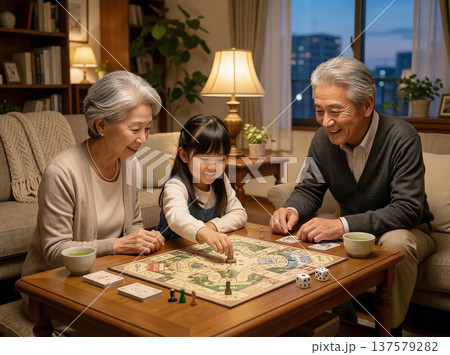 祖父母と孫が遊ぶボードゲーム 137579282