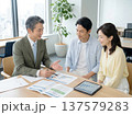 保険相談をする夫婦と男性 137579283