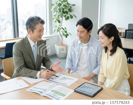 保険相談をする夫婦と男性 137579283