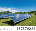 太陽光発電のソーラーパネル 137579285
