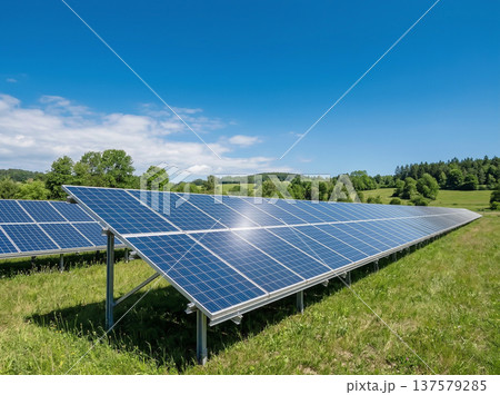 太陽光発電のソーラーパネル 137579285