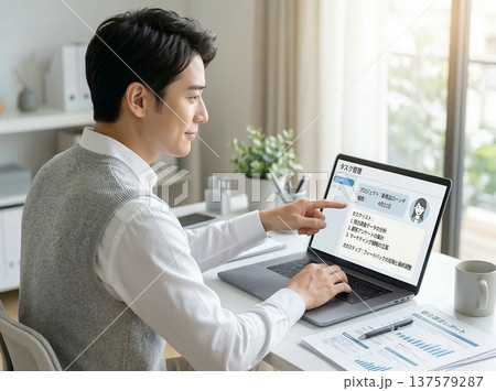 自宅でAIツールを使う男性 137579287