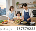 家族で料理を楽しむ親子 137579288