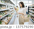 スーパーで買い物する女性 137579290