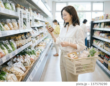 スーパーで買い物する女性 137579290