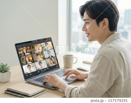 ノートパソコンでオンライン会議する男性 137579291