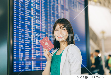 空港でパスポートを持つ女性 「撮影協力:関西国際空港(KIX)」 空港でパスポートを持つ女性 「撮影協力:関西国際空港(KIX)」 137579298