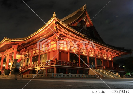 ライトアップされた浅草寺本堂 137579357
