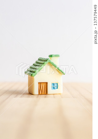 緑の屋根の小さな家 可愛い家の背景素材 緑の屋根の小さな家 可愛い家の背景素材 137579449