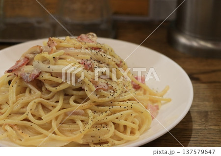 おいしいカルボナーラ　おいしそうなパスタ 137579647
